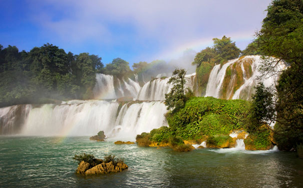 重庆出发赏花旅游_万峰林油菜花+三娘湾+德天瀑布自驾5天旅游[重庆起止]<2018重庆春节自驾旅游线路，重庆起止，游览贵州兴义万峰林与油菜花+广西海滨三娘湾+广西中越边境德天大瀑布！>