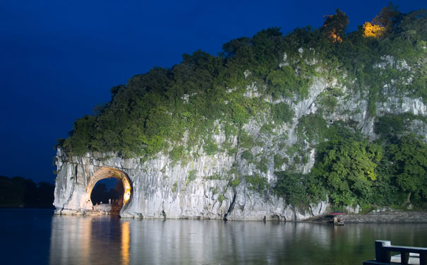 重庆到阳朔旅游_重庆到广西桂林、阳朔、北海双飞六日旅游线路价格/报价<臻品纯玩><纵情于广西桂林阳朔秀美山水之间，全程无购物，更增加游览北海的海滨之旅！>