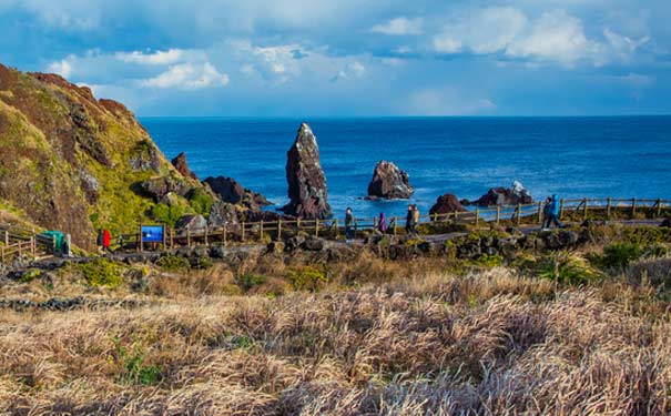 重庆出发出境旅游_【嗨!济州】重庆包机到济州岛时尚文化6日旅行团<天地渊瀑布+万丈窟+金宁海女村+成山日出峰+泡菜制作+韩服体验+冰雕+3D博物馆+泰迪熊博物馆+汉拿树木园+药泉寺+独立岩+龙头岩！>