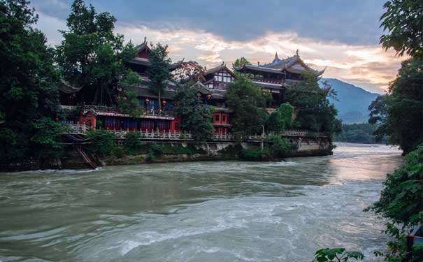 重庆到四川旅游_成都都江堰+熊猫基地纯玩双动二日旅游<重庆到成都二日游线路，观千年古堰、世界文化遗产-都江堰，打卡正宗成都大熊猫繁殖基地>