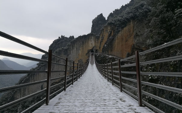 重庆周边旅游_重庆周边武陵山大裂谷(816军工洞)一日游<重庆周边一日游，含大裂谷门票+赠816景区门票及电瓶车！报价包含大裂谷索道+摆渡车套票50/人！>