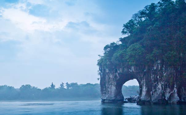 重庆出发国内旅游_[当地参团]桂林+阳朔4天经典旅游线路<桂林当地旅游线路，不含重庆往返桂林大交通，精选舒适酒店，大漓江三星船+银子岩+尧山+虞山+訾洲象鼻山+西街>