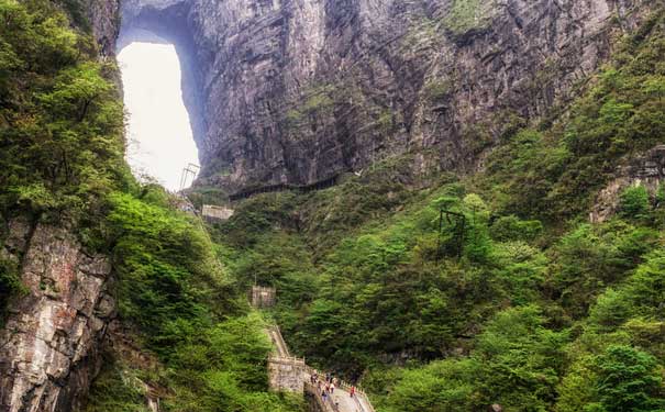 重庆到凤凰古城旅游_张家界+南岳衡山+凤凰古城+长沙韶山夕阳红9日旅游<重庆夕阳红旅游，火车往返9天，5A景点张家界森林公园，欣赏湘西老腔表演，祈福南岳衡山！升级三大特色餐>