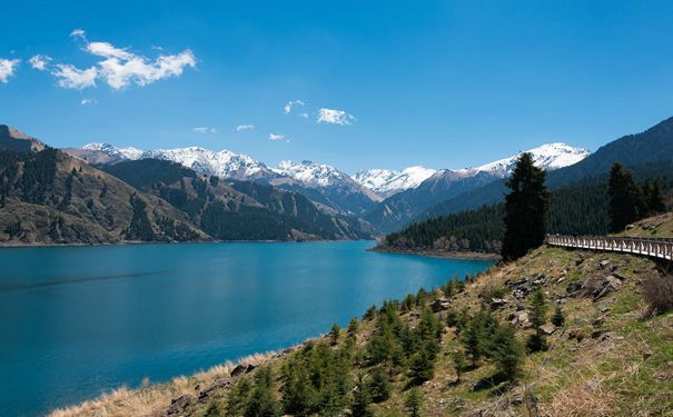 重庆出发国内旅游_新疆.吐鲁番.天山天池.嘉峪关.敦煌.莫高窟.鸣沙山.月牙泉三卧9日游[经典夕阳红]