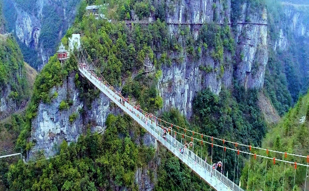 重庆出发自驾旅游_恩施地心谷端午节自驾3日游[重庆周边端午自驾游]<重庆端午节周边自驾三日游线路！地心谷+黄鹤峰林+清江大峡谷，探寻神秘养生圣地，游览荆楚百川秀美峡谷！>