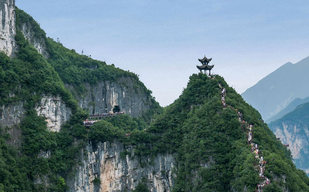 重庆出发主题旅游_重庆云阳龙缸+云端廊桥+张飞庙+三峡梯城二日游[重庆周边旅游]<重庆周边二日游，云阳龙缸旅游线路，赏云阳龙缸+云端廊桥+三峡梯城+张飞庙！>