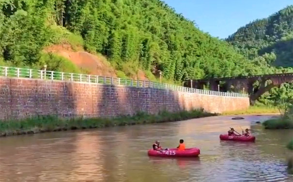 重庆出发国内旅游_贵州赤水大瀑布+丹霞大瀑布漂流一日游[重庆周边漂流]<暑期夏季亲水、玩水线路，欣赏神奇瀑布景观，参加丹霞第一漂，感受夏日清凉，体验激情漂流>