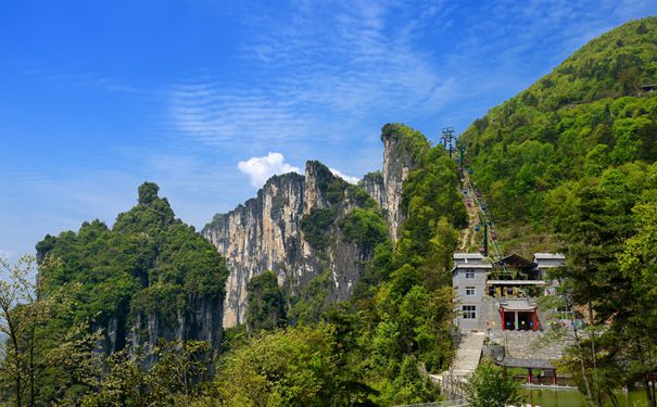 重庆到恩施旅游_【三峡+恩施】三峡大坝+千野草场+黄鹤峰林+女儿城4日游[船过葛洲坝船闸]