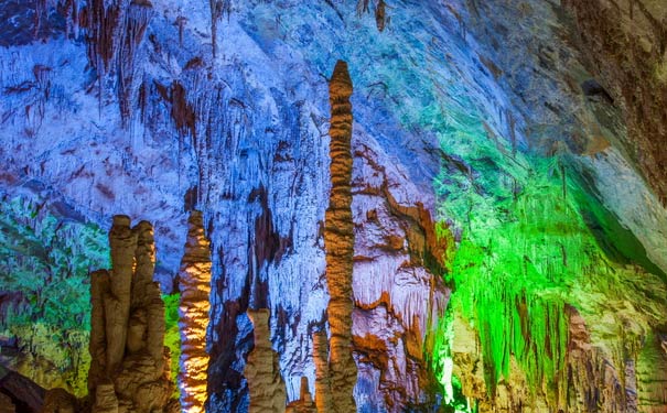 重庆出发主题旅游_[新品纯玩]武隆地缝+天生三桥+芙蓉洞+彭水蚩尤九黎城+苗族演出二日游<武隆+彭水旅游纯玩，渝东南新玩法，集山水、溶洞、晚会于一体！特别安排“苗祖•蚩尤”大型室内情景剧观赏！>