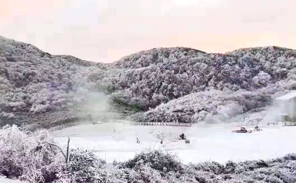 重庆出发温泉旅游_[金佛山冰雪节]重庆金佛山+天星温泉+天星小镇二日游<重庆周边滑雪旅游胜地，金佛山冰雪旅游，含金佛山景区门票+中转车+天星温泉票，暖冬体验冰雪狂欢！>