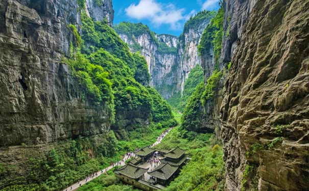 重庆到武隆旅游_重庆武隆天生三桥+仙女山+九黎城+龚滩古镇+市内三日旅游[民国街]<重庆三日游线路，游览重庆市内+武隆天生三桥+武隆仙女山+天坑寨子+九黎城+乌江画廊+李子坝轻轨+洪崖洞夜景+民国街！>