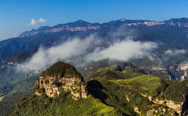 重庆周边一日游_重庆金佛山+天星小镇+天星温泉一日游[重庆周边旅游]<特价重庆金佛山一日旅游线路，赠送天星温泉，已含索道及中转车费用，金佛山杜鹃花开，登高、拜佛、祈福、逛小镇！>