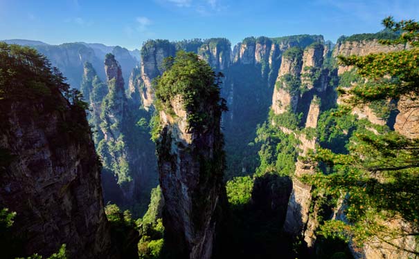 重庆到张家界旅游_湖南张家界+凤凰古城+长沙+韶山双卧7日游[夕阳红旅游]<全景湖南夕阳红旅游，游张家界+袁家界+天子山+凤凰古城+长沙+韶山+芙蓉镇，25人精品团+0自费，红色旅游+自然美景！>