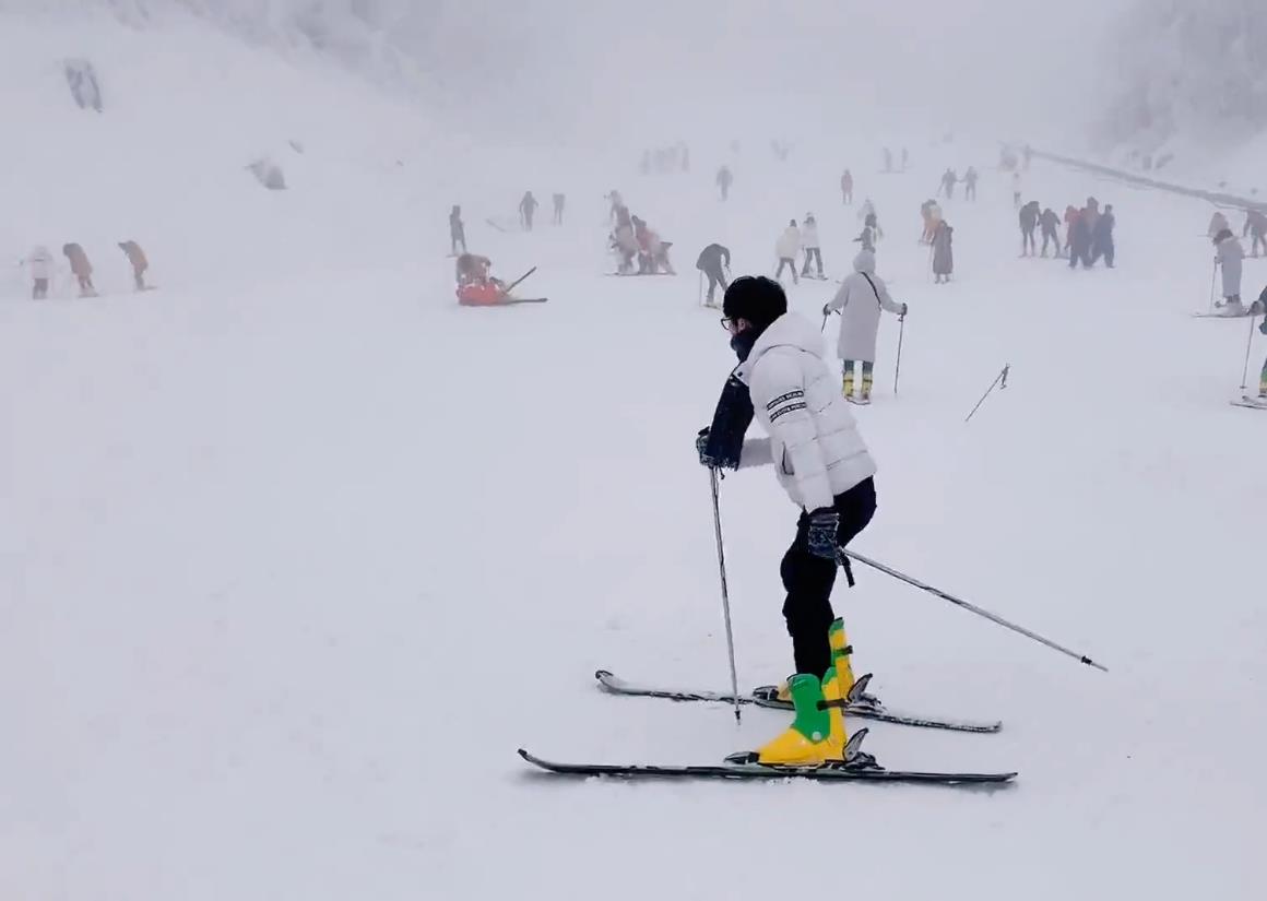 重庆出发纯玩旅游_[直通车]重庆金佛山冰雪节自由行一日游[纯玩一价全含]<重庆金佛山一日游，纯玩冬季金佛山冰雪旅游直通车，套餐已含重庆往返金佛山车位+金佛山门票+金佛山索道+索道中转车！>