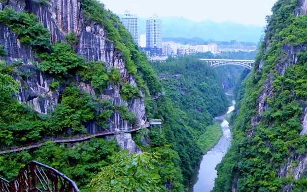 重庆出发特价旅游_重庆周边芭拉胡城市峡谷+神龟峡+土家十三寨二日游<限时特价！重庆周边旅游，汽车二日游，游黔江小南海+土家十三寨+阿蓬江神龟峡+芭拉胡城市大峡谷，全程0自费0会销！>