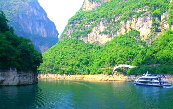 重庆到云阳龙缸旅游_[全景]重庆三峡5天旅游[三峡大坝+巫山小三峡+云阳龙缸+神女溪+白帝城]<一价全含全景重庆三峡旅游，乘坐高峡平湖5号游船游览:瞿塘峡+巫峡+西陵峡，含三峡大坝+张飞庙+云阳龙缸+丰都鬼城+巫山小三峡+白帝城等！>