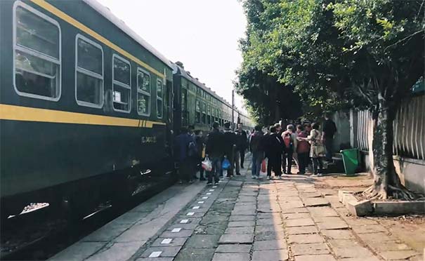 重庆出发应季旅游_[铜罐驿绿皮火车]重庆一日游<重庆一日游，铜罐驿古镇+绿皮火车，搭乘绿皮火车游铜罐驿古镇，赠送铜罐驿豆花饭午餐，含天主堂+硌五洞+大溪河生态走廊！>