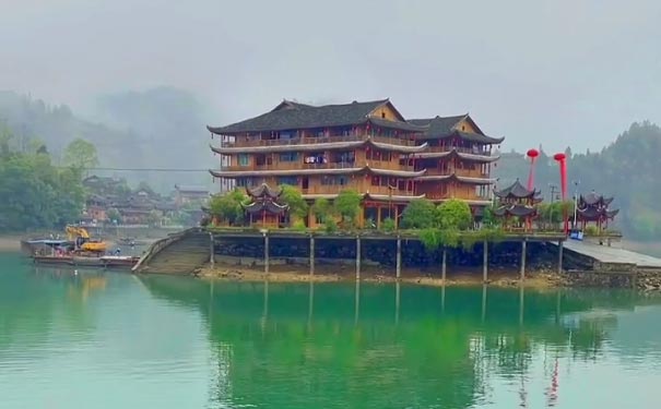 重庆到龚滩古镇旅游_[小众自驾]重庆龚滩古镇+后溪河湾山寨+红石林+楠木湾自驾四日游<重庆自驾游，不离渝不聚众小众自驾游，游酉阳后溪河湾山寨+龚滩古镇+楠木湾+红石林，住土家特色水上民宿2晚！>