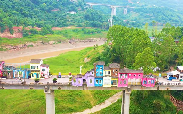 重庆出发赏花旅游_重庆沙溪温泉+古今花海+美心红酒小镇二日游