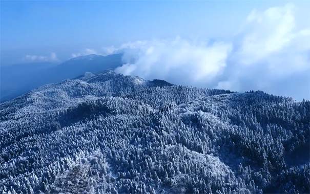 重庆周边二日游_[冰雪纯玩]重庆摩围山赏雪+蚩尤九黎城二日游<纯玩冰雪重庆二日游，游彭水摩围山冰雪世界+蚩尤九黎城，0购物0强消，住摩围山酒店，赠暖宝宝+手套！>