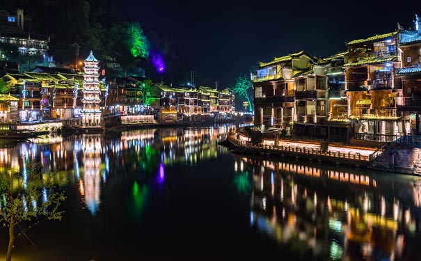 重庆到梵净山旅游_重庆自驾贵州梵净山+湖南凤凰古城+矮寨四日旅游<春季重庆自驾旅游，自驾游贵州梵净山+湖南凤凰古城夜景+矮寨大桥+矮寨盘山公路+矮寨悬崖栈道+吉斗苗寨+桃花源等！>