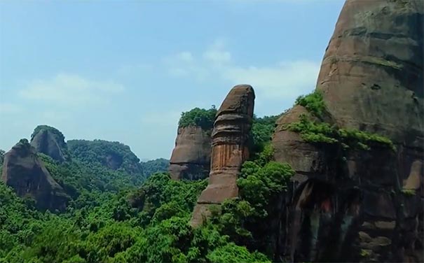 重庆到广东旅游_[纯玩]广东韶关丹霞山+南华寺+云门山双飞三/四日旅游<广东旅游，纯玩线路重庆成团直飞韶关，住五星温泉酒店，游韶关+丹霞山+云门山玻璃桥+南华寺等！>