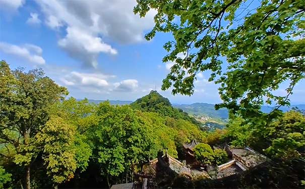 重庆周边旅游_[避暑游]重庆巴南圣灯山避暑2/4天旅游<重庆避暑游，可选2天或4天，重庆巴南圣灯山避暑，绿色农家菜+每周1/3/5赶场+机麻免费+平行峡谷！>