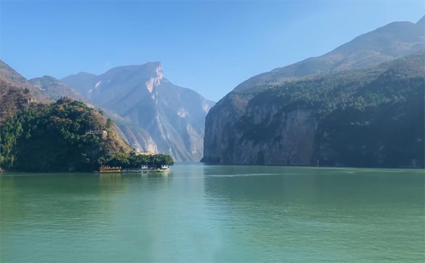 重庆出发邮轮旅游_[银河/孚泰]宜昌到重庆单程四日旅游[重庆三峡上水]<重庆三峡旅游，宜昌到重庆单程四日游，乘坐三峡游船赏三峡风光，游三峡大坝+西陵峡+瞿塘峡+巫峡+烽烟三国+丰都鬼城等！>