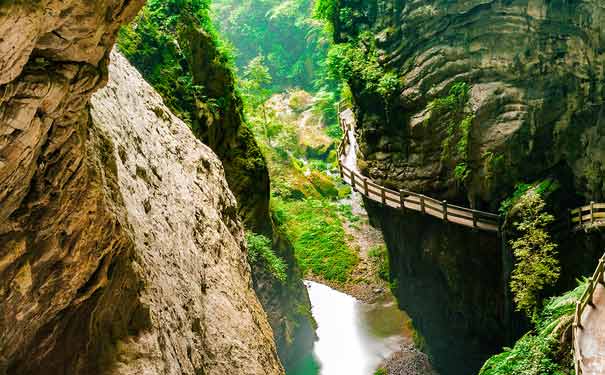 重庆到周边经典连线旅游_[山水之旅]重庆市内+武隆天生三桥+地缝+天坑寨子五日旅游[统景冷热双泉]<重庆旅游，含重庆当地接送机/站，游武隆天生三桥+龙水峡地缝+天坑寨子+统景小三峡游船+统景温泉&冷泉+洪崖洞+磁器口+李子坝！>