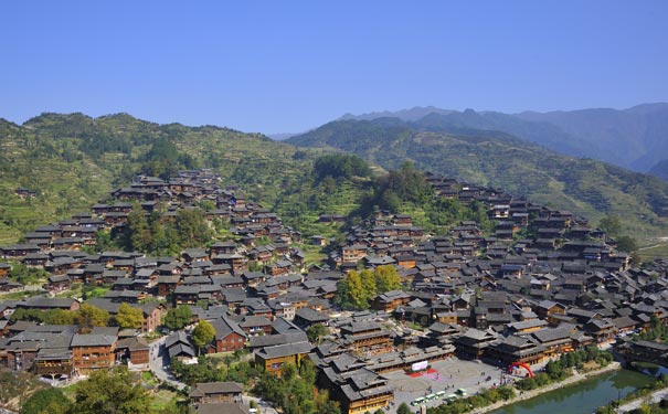 重庆到荔波大小七孔旅游_贵州梵净山+黄果树瀑布+荔波小七孔+西江千户苗寨双动六日旅游<贵州旅游，重庆出发双动六日游，游梵净山+黄果树瀑布+西江千户苗寨+荔波小七孔，两大特色餐+4晚商务酒店！>