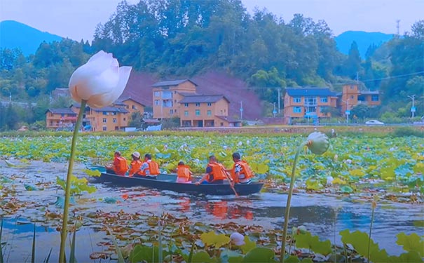 重庆周边旅游_[亲子乡野]重庆武隆呐溪原乡+大田湿地+天池苗寨亲子乡村二日旅游<重庆亲子游，武隆亲子乡村二日游，天池苗寨+大田湿地+呐溪原乡，采莲蓬+采荷叶+制作荷叶茶+篝火晚会+各种手工体验！>