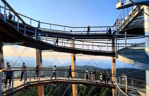 重庆到仙女山旅游_[周边+市内+游船]重庆五日旅游[武隆天生三桥+仙女山+九黎城+洪崖洞]<重庆周边游，周边+市内五日游，武隆天生三桥+仙女山+九黎城+乌江画廊游船+市内磁器口-洞舰1号+李子坝轻轨穿楼+洪崖洞！>