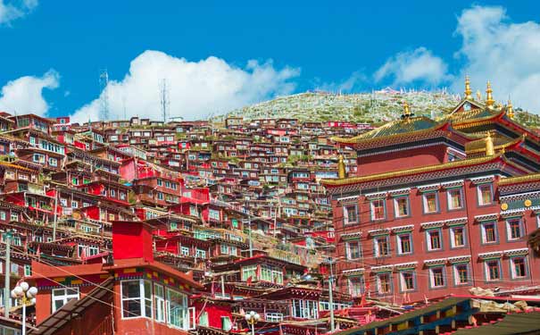 重庆出发国内旅游_[纯玩小团]重庆到色达四日旅游[五明佛学院+甲居藏寨+情人海]<纯玩重庆到色达旅游，不进购物店无自费项目，20人以内精品小团，游色达五明佛学院+天葬台+甲居藏寨+情人海+最美县道等！>