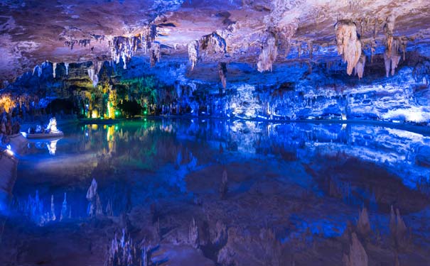 重庆周边旅游_[纯玩]重庆到贵州乌江寨+十二背后二日旅游<重庆周边旅游，游贵州遵义乌江寨+十二背后地下裂缝与双河谷，纯玩0购物0自费景点，打卡乌江寨水舞秀与无人机表演！>