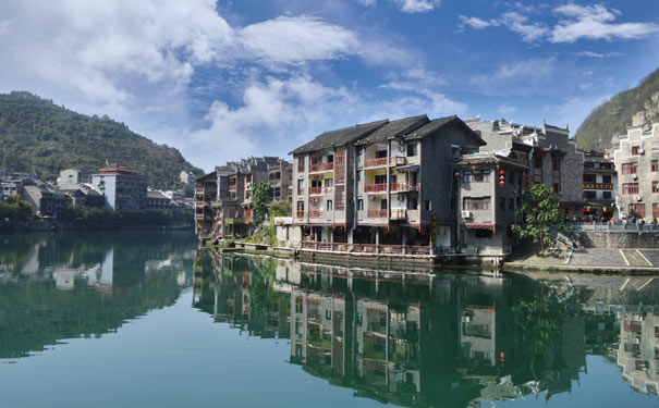 重庆到湖南旅游_[悬崖酒店]重庆自驾湖南+贵州四日旅游[镇远古镇+凤凰古城+洪安边城]<重庆自驾旅游，自驾湖南+贵州四日，游洪安边城+镇远古镇+凤凰古城+悬崖酒店+朱砂古镇+同仁大峡谷等！>