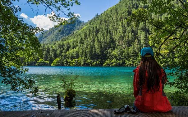 重庆出发休闲旅游_重庆直飞九寨沟五日旅游[黄龙+薰衣草基地+若尔盖花湖]<重庆直飞九寨沟旅游，游九寨沟景区+黄龙景区+若尔盖花湖+镰刀坝草原+薰衣草基地，吃藏家土火锅+虫草花老鸭汤+牦牛汤锅！>