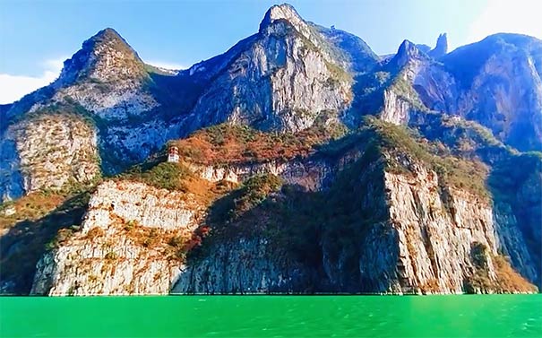 重庆周边旅游_[三峡红叶]重庆三峡五日旅游[西陵峡+瞿塘峡+巫峡+恩施+宜昌]<重庆三峡旅游，陆上游三峡+船上游三峡，游瞿塘峡+巫峡+西陵峡+恩施女儿城+三峡大坝+天生城+恩施博物馆等！>